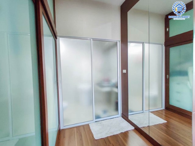 บ้านแฝดมือสอง กรุงเทพฯ ม.พราวด์เพลส สุขาภิบาล5 หลังมุม! เนื้อที่กว้าง 35 ตร.ว. ฟังก์ชัน 3 ห้องนอน 3 ห้องน้ำ ที่จอดรถ 2 คัน สภาพสวย ตกแต่งสไตล์โมเดิร์น บิวท์อินจัดเต็ม พร้อมอยู่ บนทำเลแห่งการเดินทาง ใกล้รถไฟฟ้าสายสีชมพู "สถานีวัชรพล" และจุดขึ้นทางด่วน "สุขาภิบาล5" จองด่วน!